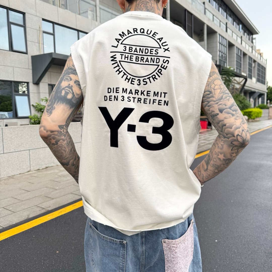 Y-3🌟夏季短袖背心采用优质棉质面料，亲肤舒适！版型完美！百搭款！logo设计别具一格，上身效果潮流时尚