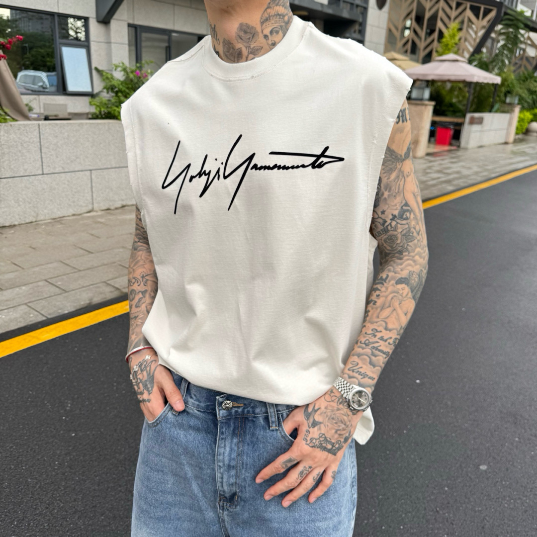 Y-3🌟夏季短袖背心采用优质棉质面料，亲肤舒适！版型完美！百搭款！logo设计别具一格，上身效果潮流时尚