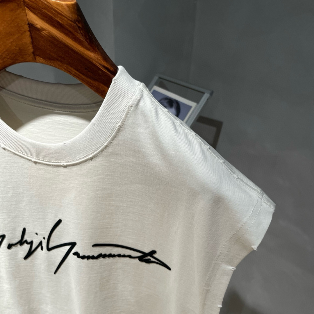 Y-3🌟夏季短袖背心采用优质棉质面料，亲肤舒适！版型完美！百搭款！logo设计别具一格，上身效果潮流时尚