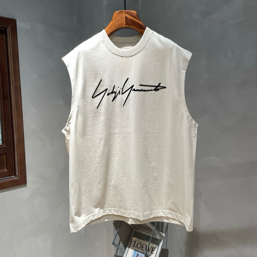 Y-3🌟夏季短袖背心采用优质棉质面料，亲肤舒适！版型完美！百搭款！logo设计别具一格，上身效果潮流时尚