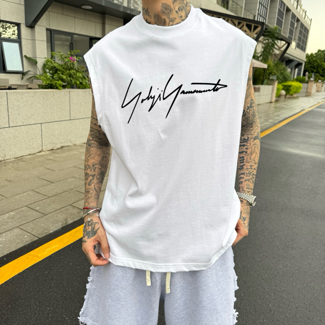 Y-3🌟夏季短袖背心采用优质棉质面料，亲肤舒适！版型完美！百搭款！logo设计别具一格，上身效果潮流时尚