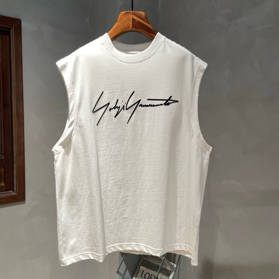 Y-3🌟夏季短袖背心采用优质棉质面料，亲肤舒适！版型完美！百搭款！logo设计别具一格，上身效果潮流时尚