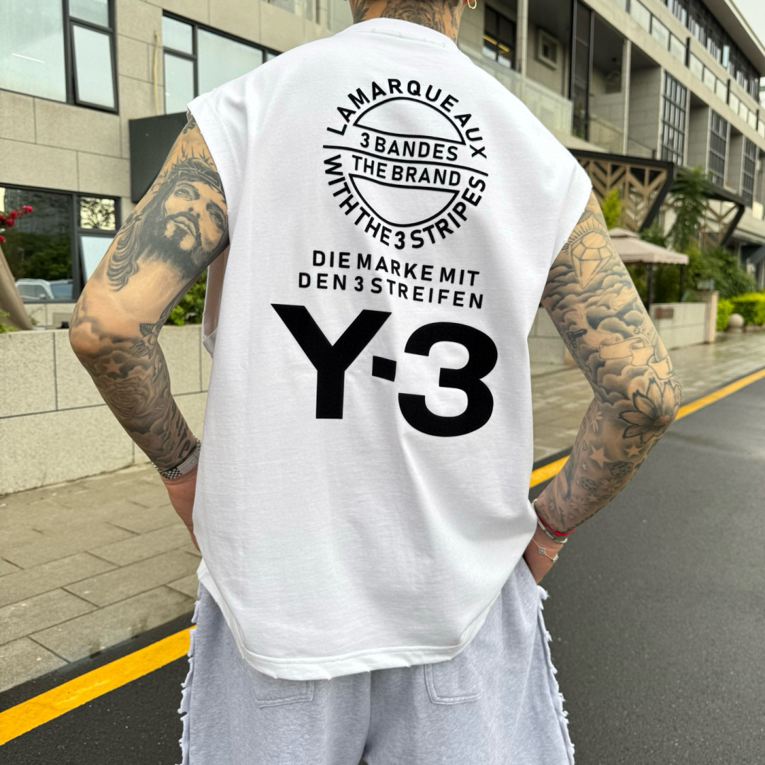 Y-3🌟夏季短袖背心采用优质棉质面料，亲肤舒适！版型完美！百搭款！logo设计别具一格，上身效果潮流时尚