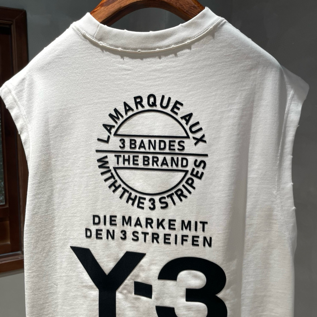 Y-3🌟夏季短袖背心采用优质棉质面料，亲肤舒适！版型完美！百搭款！logo设计别具一格，上身效果潮流时尚