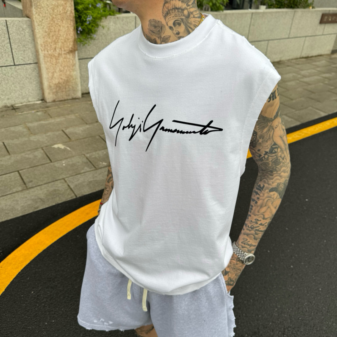 Y-3🌟夏季短袖背心采用优质棉质面料，亲肤舒适！版型完美！百搭款！logo设计别具一格，上身效果潮流时尚