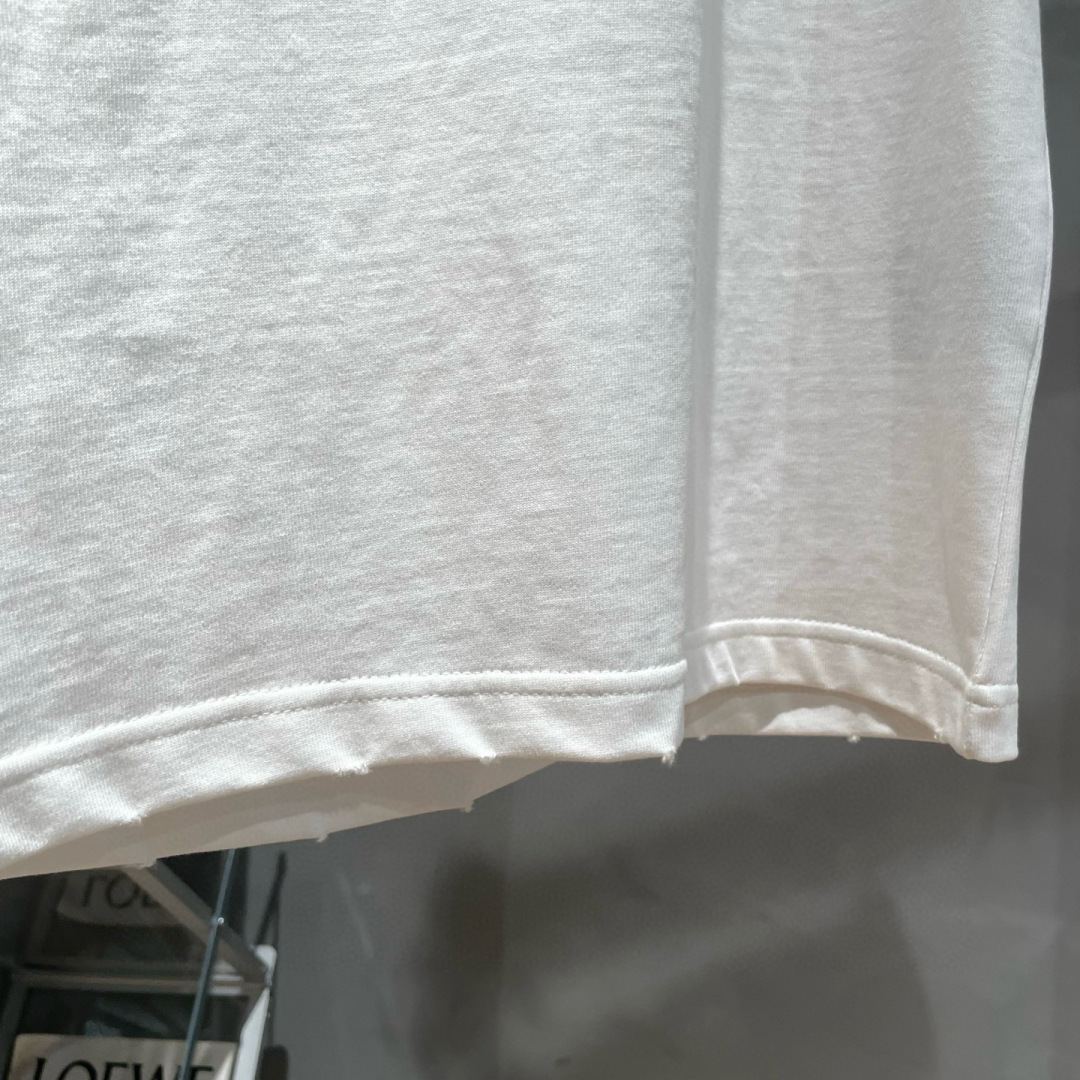 Y-3🌟夏季短袖背心采用优质棉质面料，亲肤舒适！版型完美！百搭款！logo设计别具一格，上身效果潮流时尚