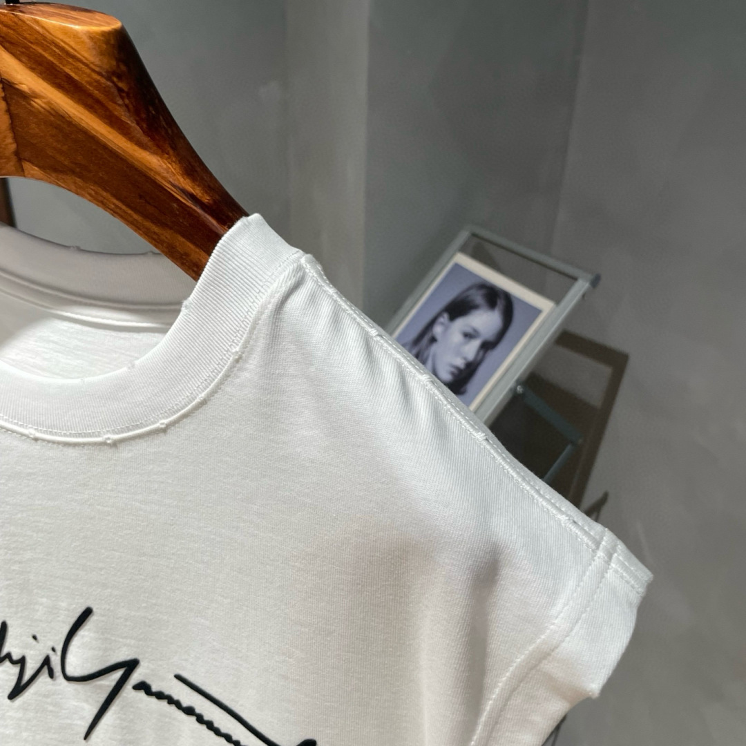 Y-3🌟夏季短袖背心采用优质棉质面料，亲肤舒适！版型完美！百搭款！logo设计别具一格，上身效果潮流时尚