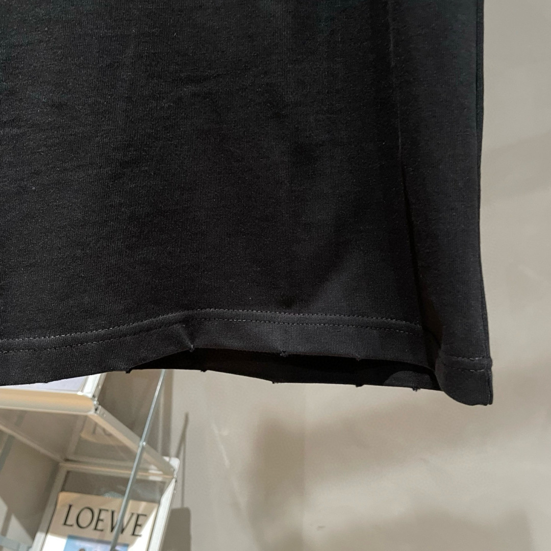 Y-3🌟夏季短袖背心采用优质棉质面料，亲肤舒适！版型完美！百搭款！logo设计别具一格，上身效果潮流时尚