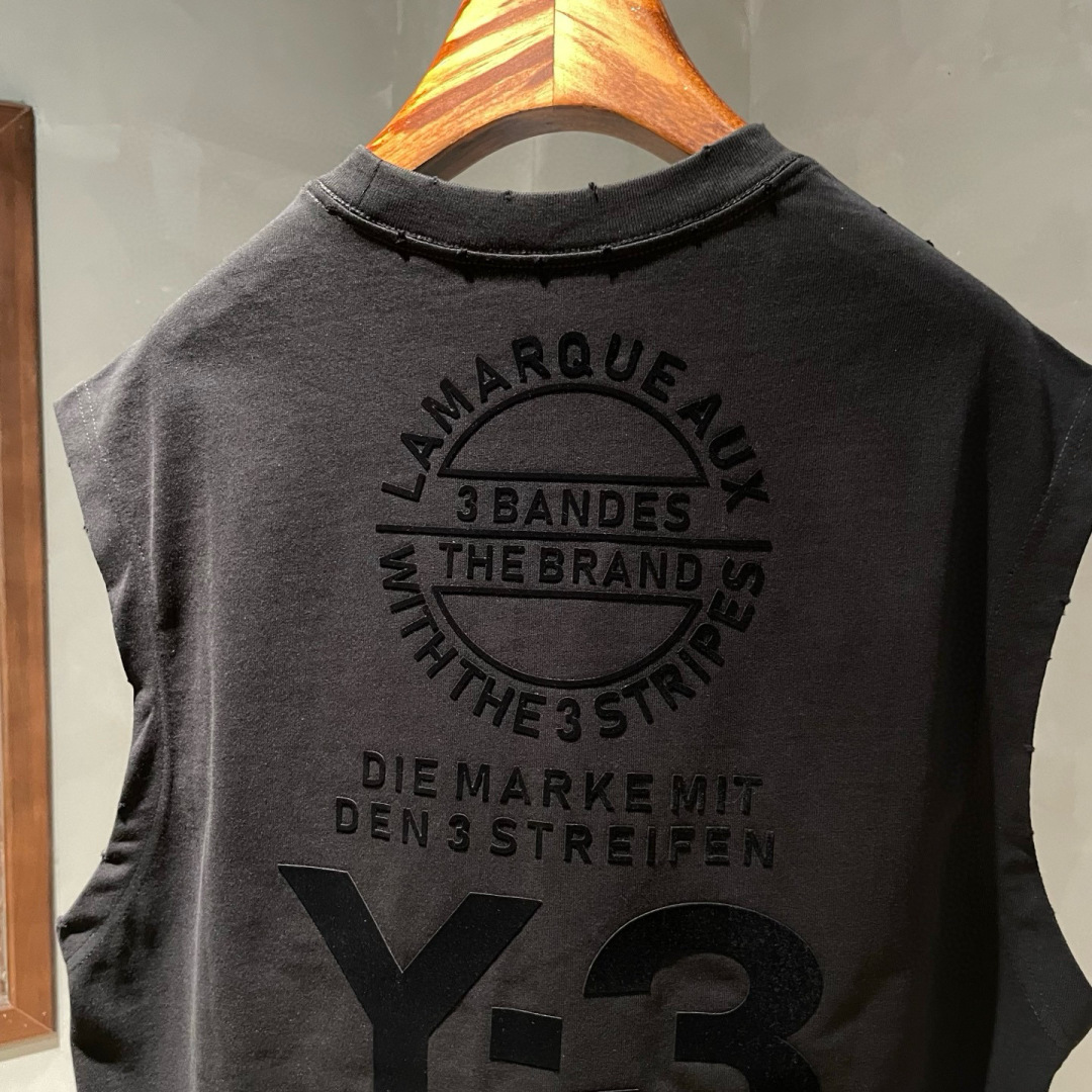 Y-3🌟夏季短袖背心采用优质棉质面料，亲肤舒适！版型完美！百搭款！logo设计别具一格，上身效果潮流时尚