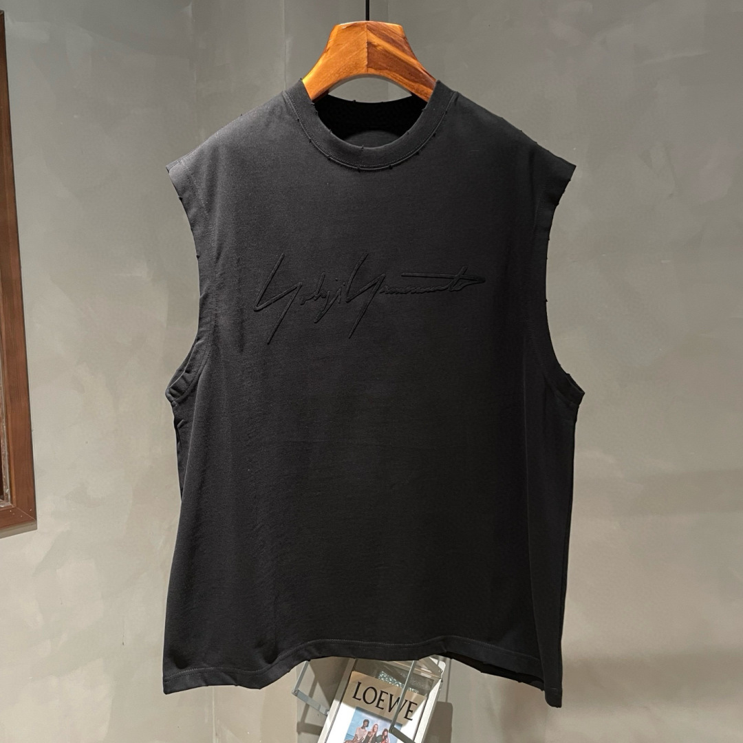 Y-3🌟夏季短袖背心采用优质棉质面料，亲肤舒适！版型完美！百搭款！logo设计别具一格，上身效果潮流时尚