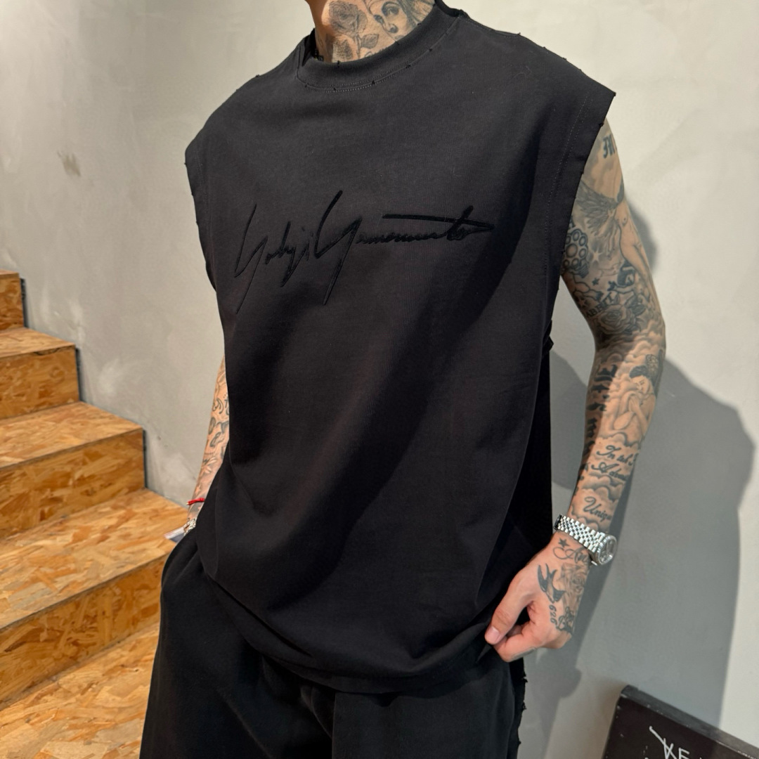 Y-3🌟夏季短袖背心采用优质棉质面料，亲肤舒适！版型完美！百搭款！logo设计别具一格，上身效果潮流时尚