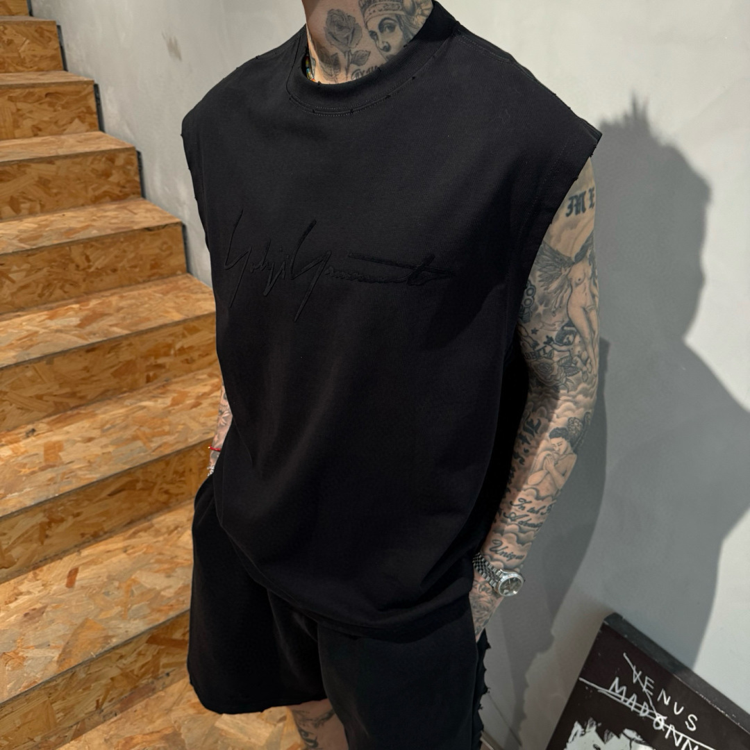 Y-3🌟夏季短袖背心采用优质棉质面料，亲肤舒适！版型完美！百搭款！logo设计别具一格，上身效果潮流时尚