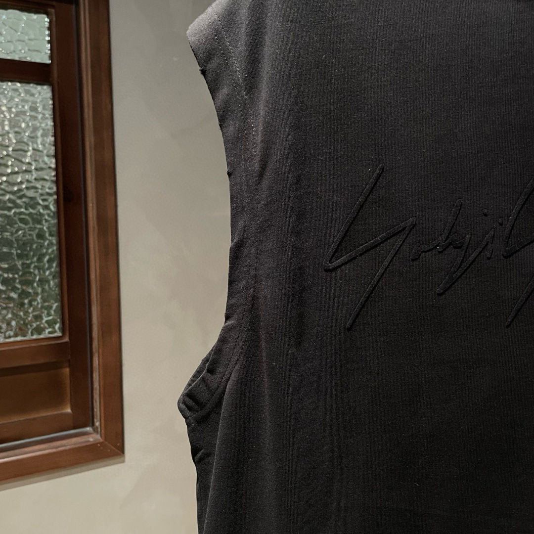 Y-3🌟夏季短袖背心采用优质棉质面料，亲肤舒适！版型完美！百搭款！logo设计别具一格，上身效果潮流时尚