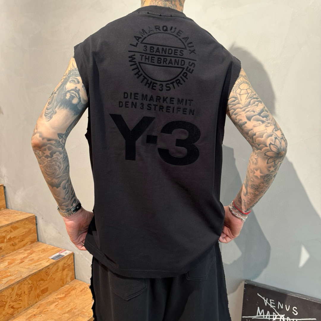Y-3🌟夏季短袖背心采用优质棉质面料，亲肤舒适！版型完美！百搭款！logo设计别具一格，上身效果潮流时尚