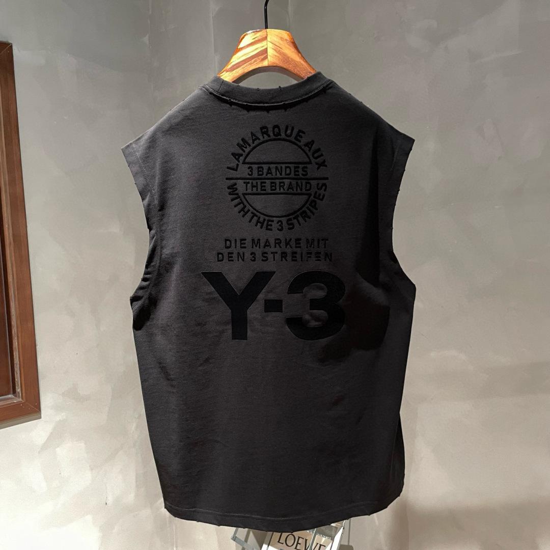 Y-3🌟夏季短袖背心采用优质棉质面料，亲肤舒适！版型完美！百搭款！logo设计别具一格，上身效果潮流时尚