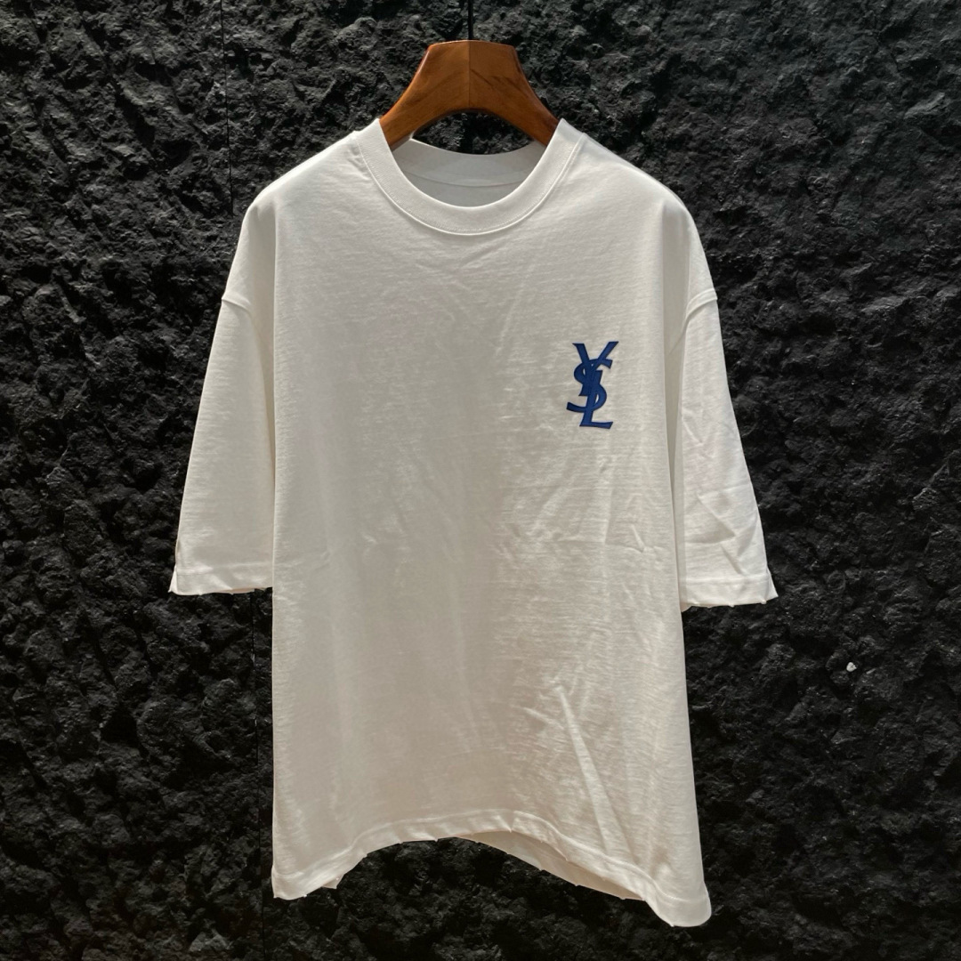 YSL🌟夏季短袖采用优质棉质面料，亲肤舒适！版型完美！百搭款！logo设计别具一格，上身效果潮流时尚活力