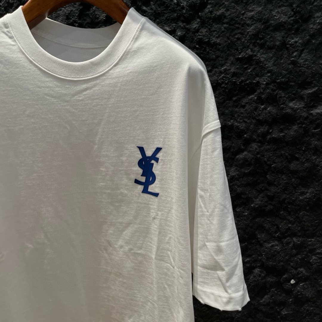 YSL🌟夏季短袖采用优质棉质面料，亲肤舒适！版型完美！百搭款！logo设计别具一格，上身效果潮流时尚活力