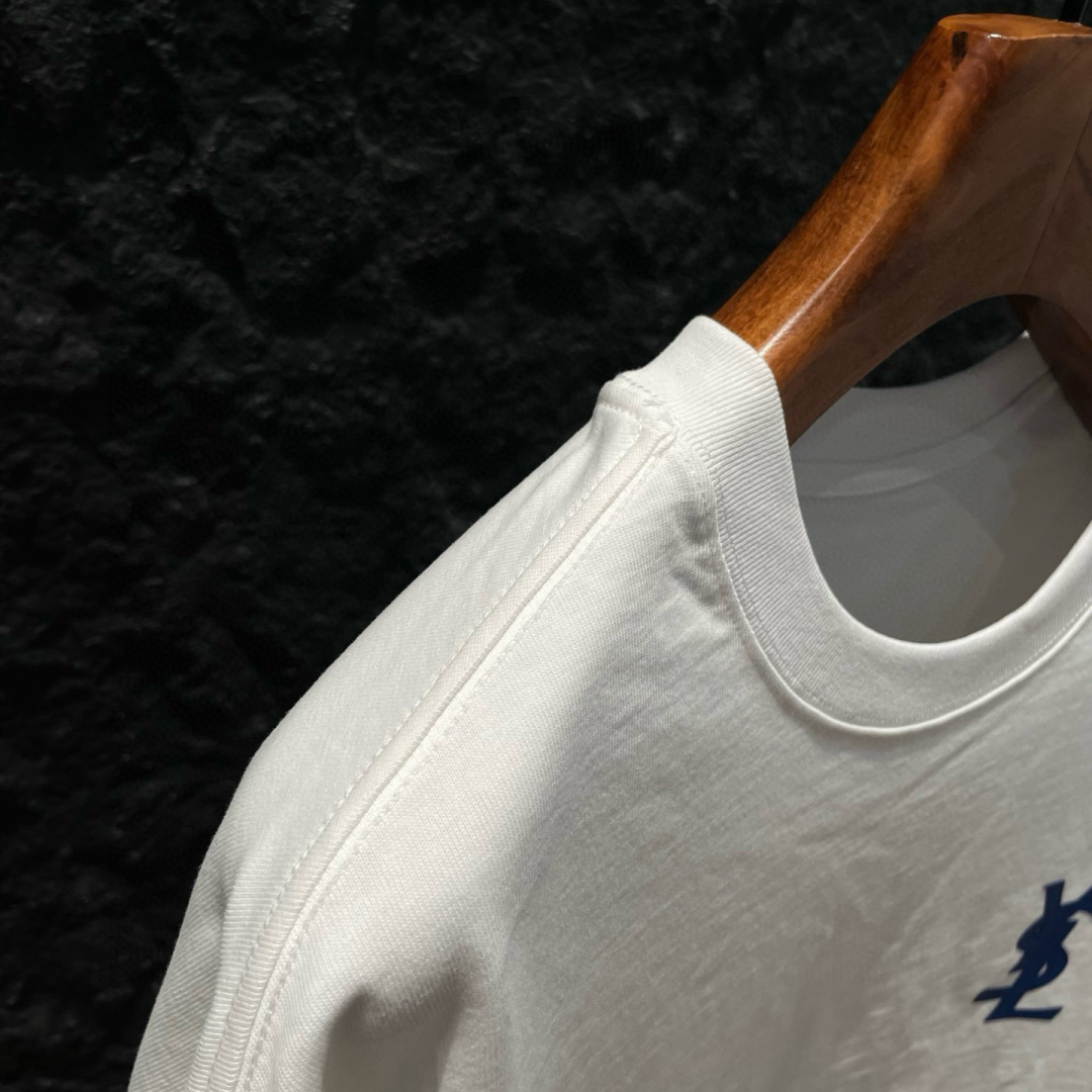 YSL🌟夏季短袖采用优质棉质面料，亲肤舒适！版型完美！百搭款！logo设计别具一格，上身效果潮流时尚活力