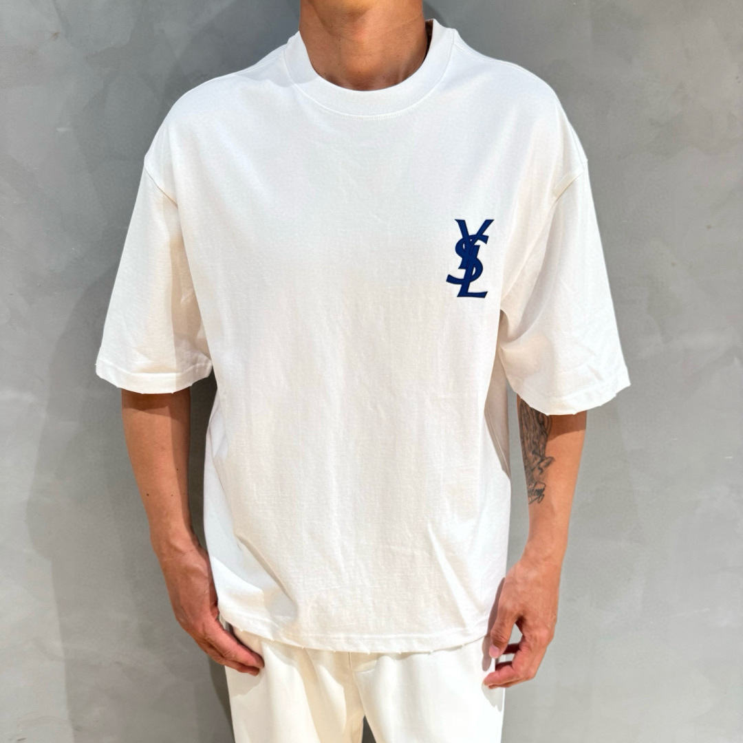 YSL🌟夏季短袖采用优质棉质面料，亲肤舒适！版型完美！百搭款！logo设计别具一格，上身效果潮流时尚活力