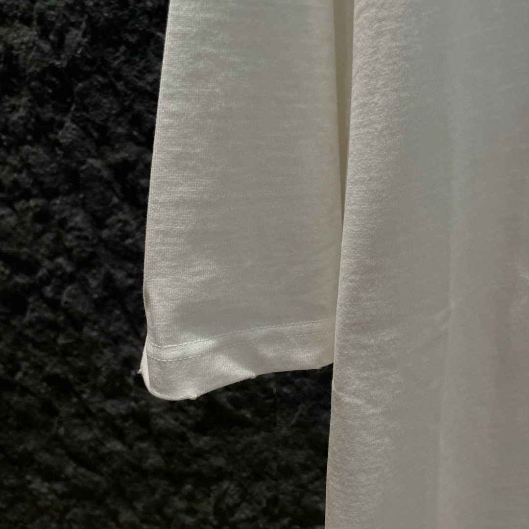 YSL🌟夏季短袖采用优质棉质面料，亲肤舒适！版型完美！百搭款！logo设计别具一格，上身效果潮流时尚活力