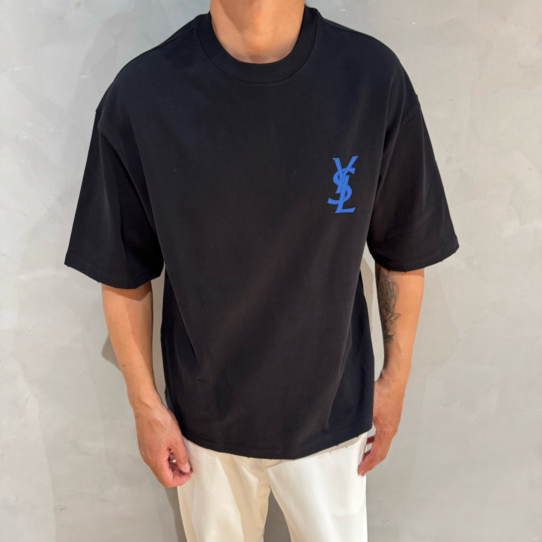 YSL🌟夏季短袖采用优质棉质面料，亲肤舒适！版型完美！百搭款！logo设计别具一格，上身效果潮流时尚活力