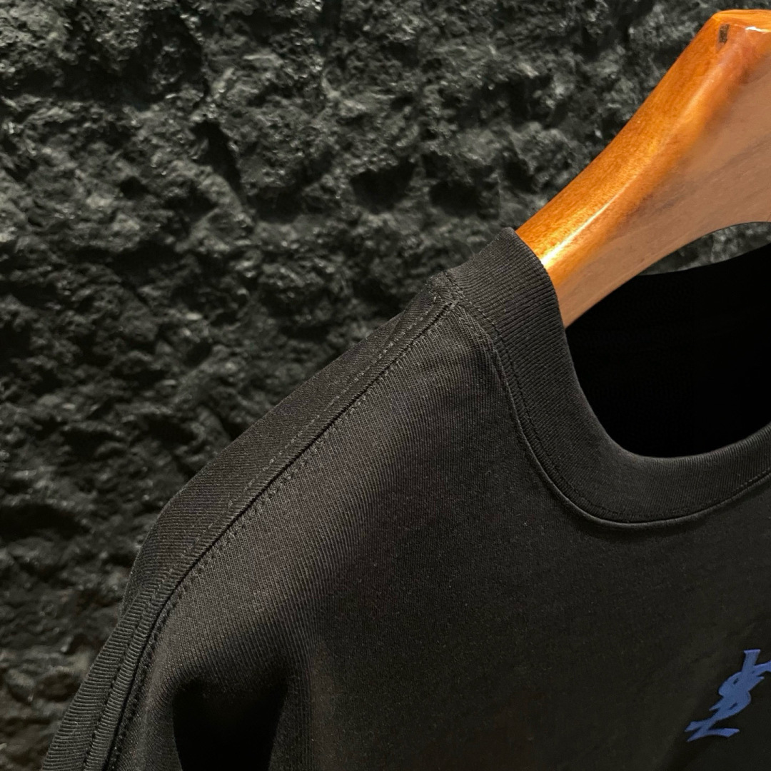 YSL🌟夏季短袖采用优质棉质面料，亲肤舒适！版型完美！百搭款！logo设计别具一格，上身效果潮流时尚活力