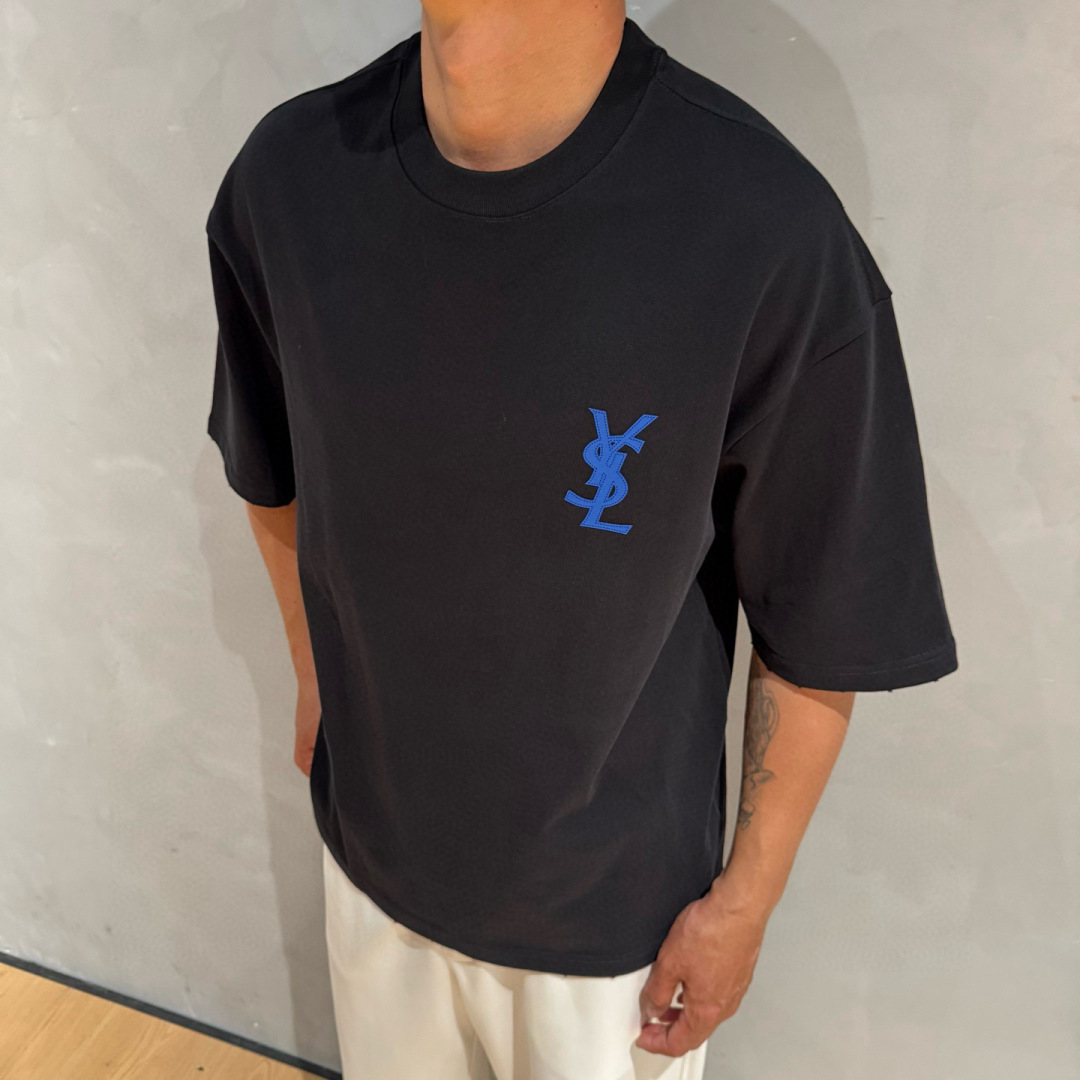 YSL🌟夏季短袖采用优质棉质面料，亲肤舒适！版型完美！百搭款！logo设计别具一格，上身效果潮流时尚活力