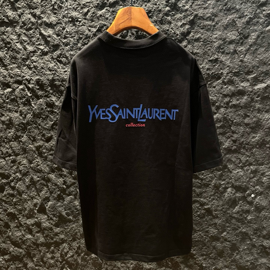 YSL🌟夏季短袖采用优质棉质面料，亲肤舒适！版型完美！百搭款！logo设计别具一格，上身效果潮流时尚活力