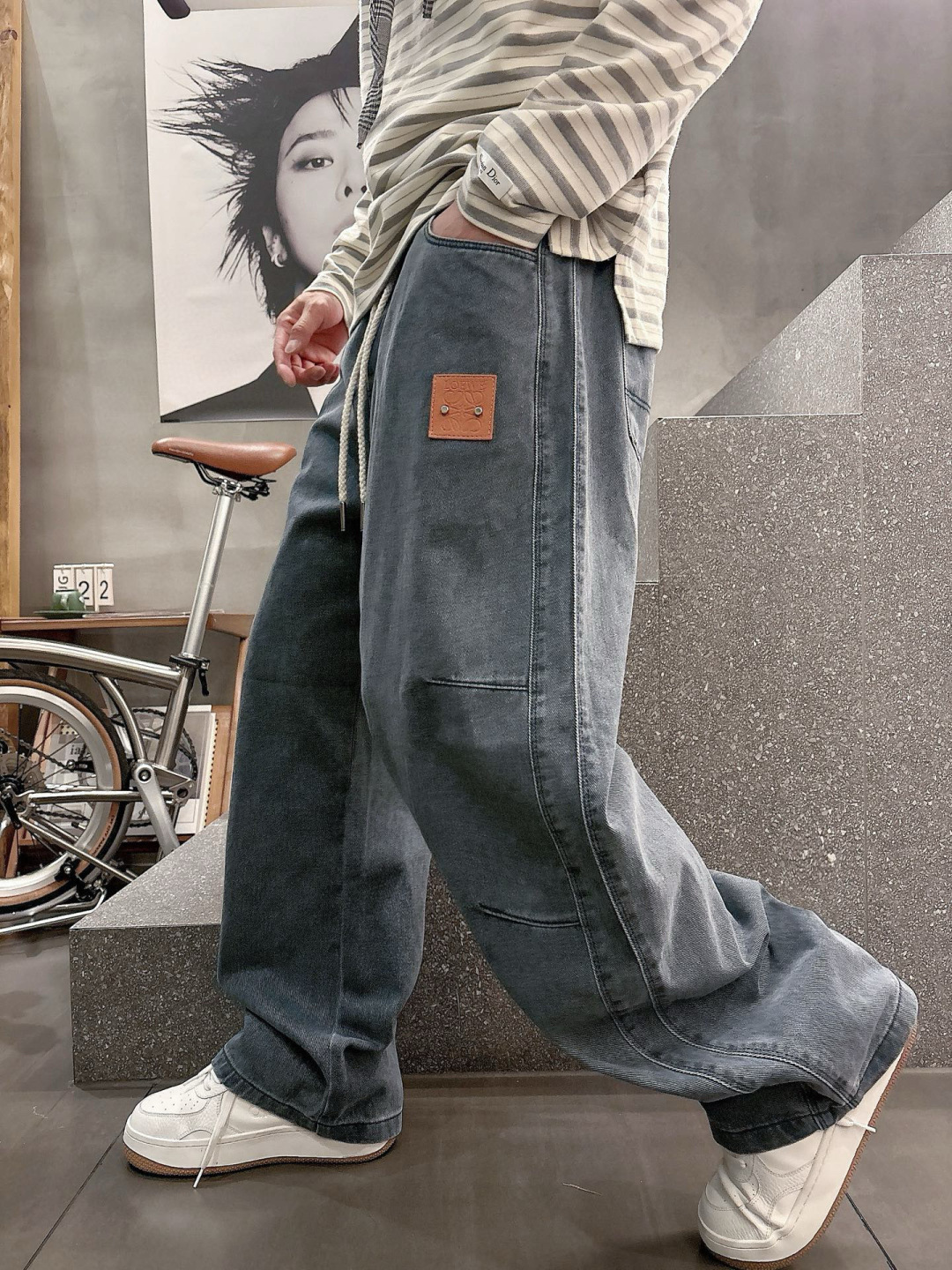 罗意威🔥新款牛仔裤，面料洗褪雪花效果，这是将经典与新潮结合的休闲牛仔单品，有着绝佳的搭配性能效果。标志性