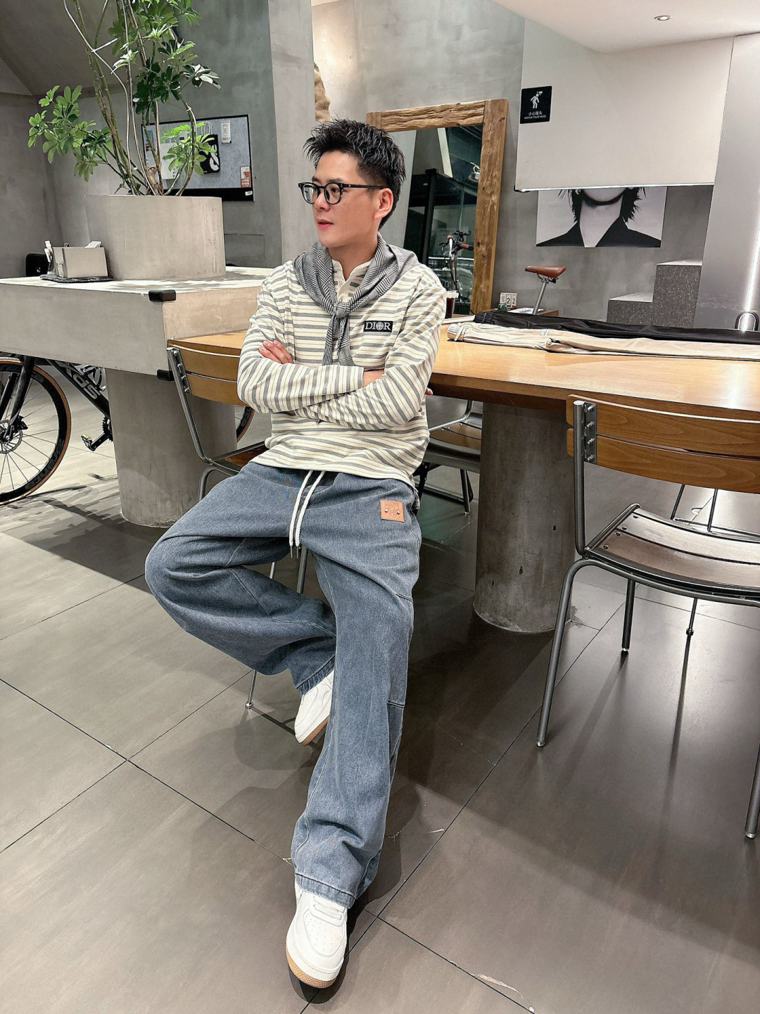 罗意威🔥新款牛仔裤，面料洗褪雪花效果，这是将经典与新潮结合的休闲牛仔单品，有着绝佳的搭配性能效果。标志性