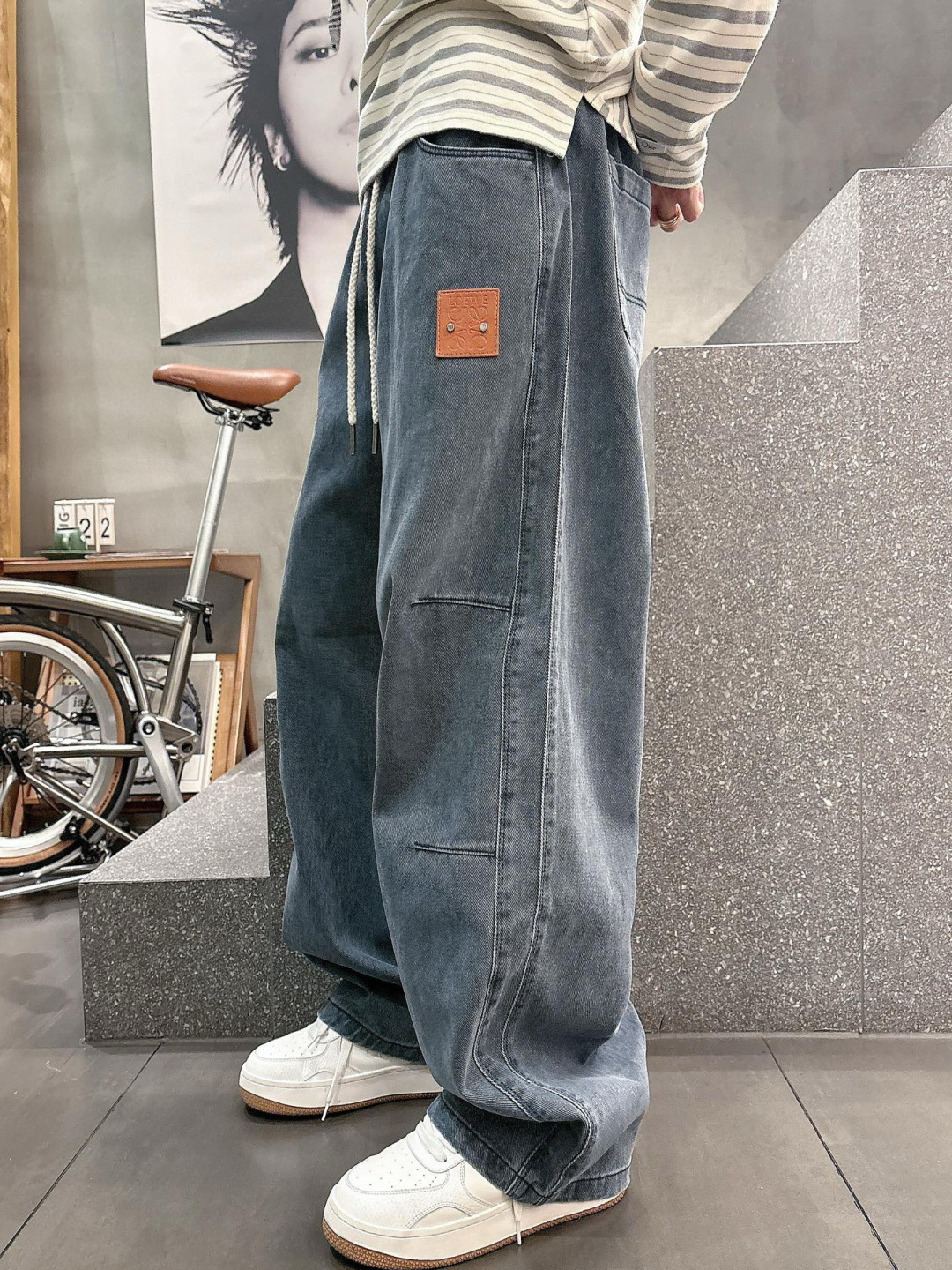 罗意威🔥新款牛仔裤，面料洗褪雪花效果，这是将经典与新潮结合的休闲牛仔单品，有着绝佳的搭配性能效果。标志性