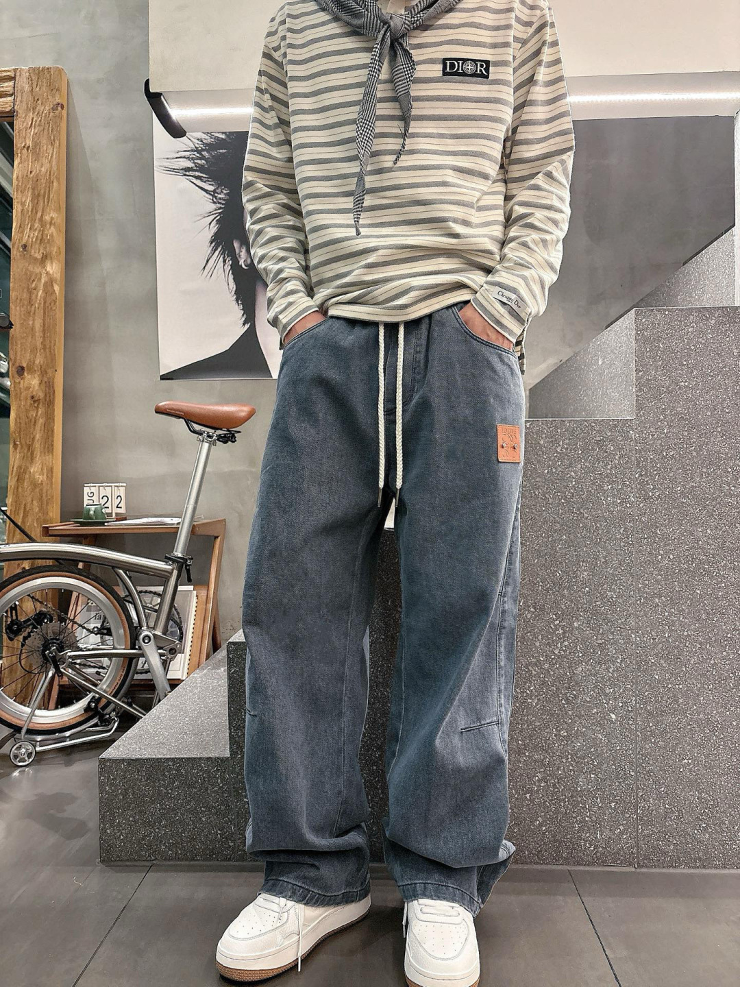 罗意威🔥新款牛仔裤，面料洗褪雪花效果，这是将经典与新潮结合的休闲牛仔单品，有着绝佳的搭配性能效果。标志性