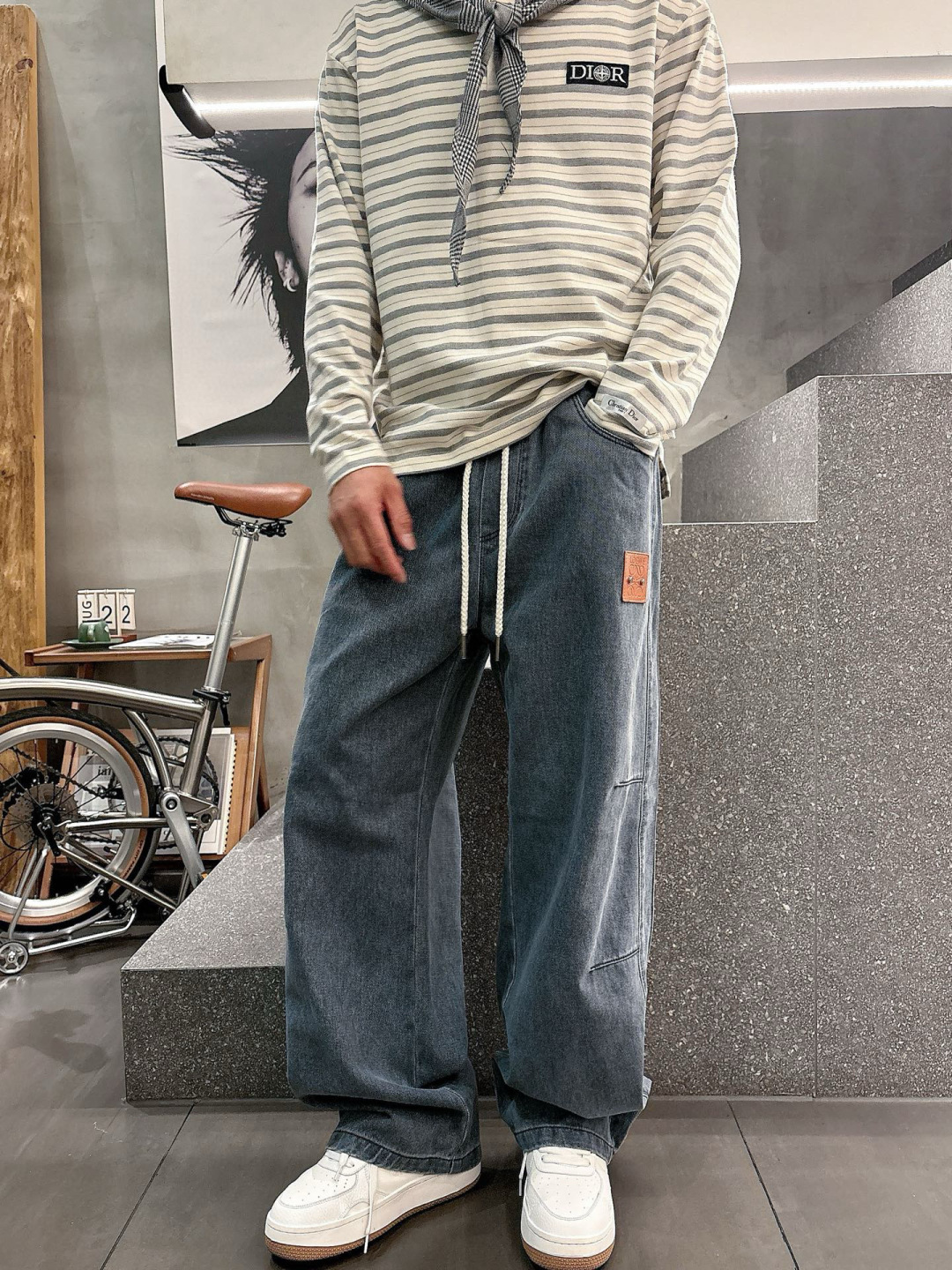 罗意威🔥新款牛仔裤，面料洗褪雪花效果，这是将经典与新潮结合的休闲牛仔单品，有着绝佳的搭配性能效果。标志性