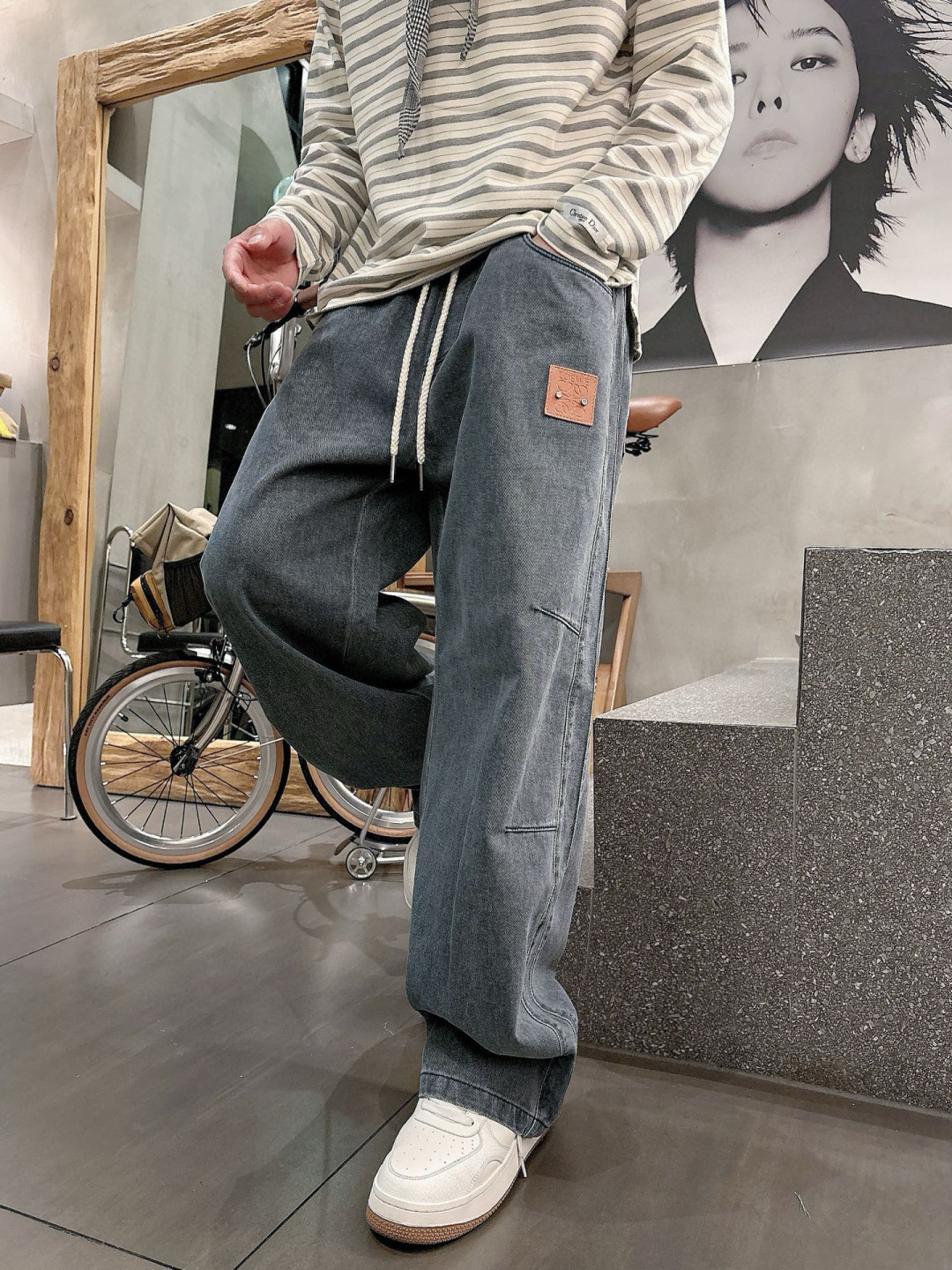 罗意威🔥新款牛仔裤，面料洗褪雪花效果，这是将经典与新潮结合的休闲牛仔单品，有着绝佳的搭配性能效果。标志性