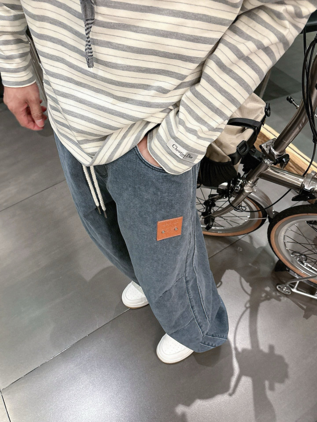 罗意威🔥新款牛仔裤，面料洗褪雪花效果，这是将经典与新潮结合的休闲牛仔单品，有着绝佳的搭配性能效果。标志性