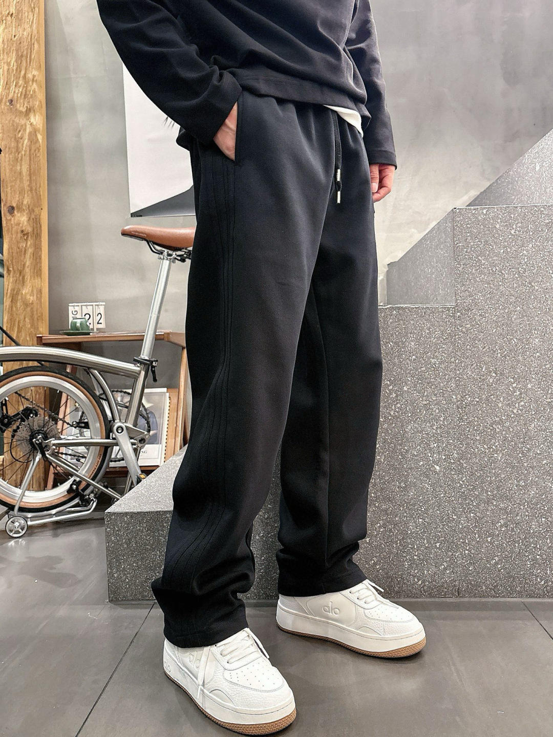 迪家🔥新款美式高级感直筒宽松阔腿直筒裤🔥侧边多道压线剪裁，加上特殊的面料，尽显品质感 高级感，超级舒适透