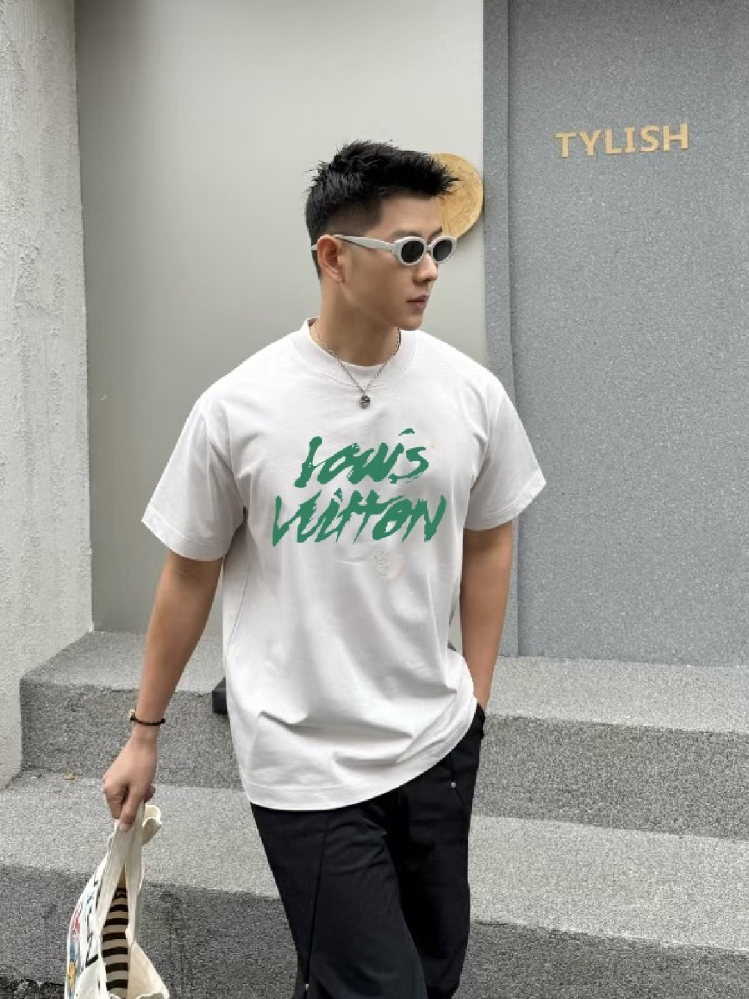 1V*2025秋季新款 个性字母logo印花 定制面料300g 短袖T恤 男女同款尺码：S M L XL