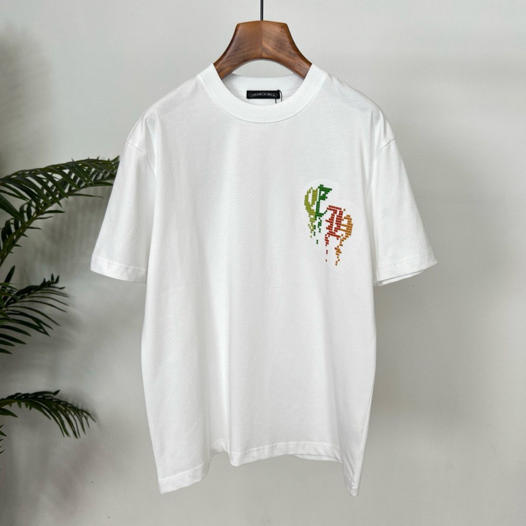 克罗心的夏季新款刺绣纯棉短袖T恤太绝啦👏面料用的都是高品质纯棉，柔软亲肤，透气性超棒。宽松的版型休闲感拉