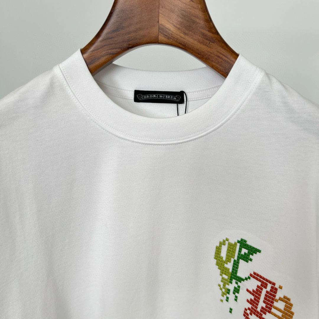 克罗心的夏季新款刺绣纯棉短袖T恤太绝啦👏面料用的都是高品质纯棉，柔软亲肤，透气性超棒。宽松的版型休闲感拉