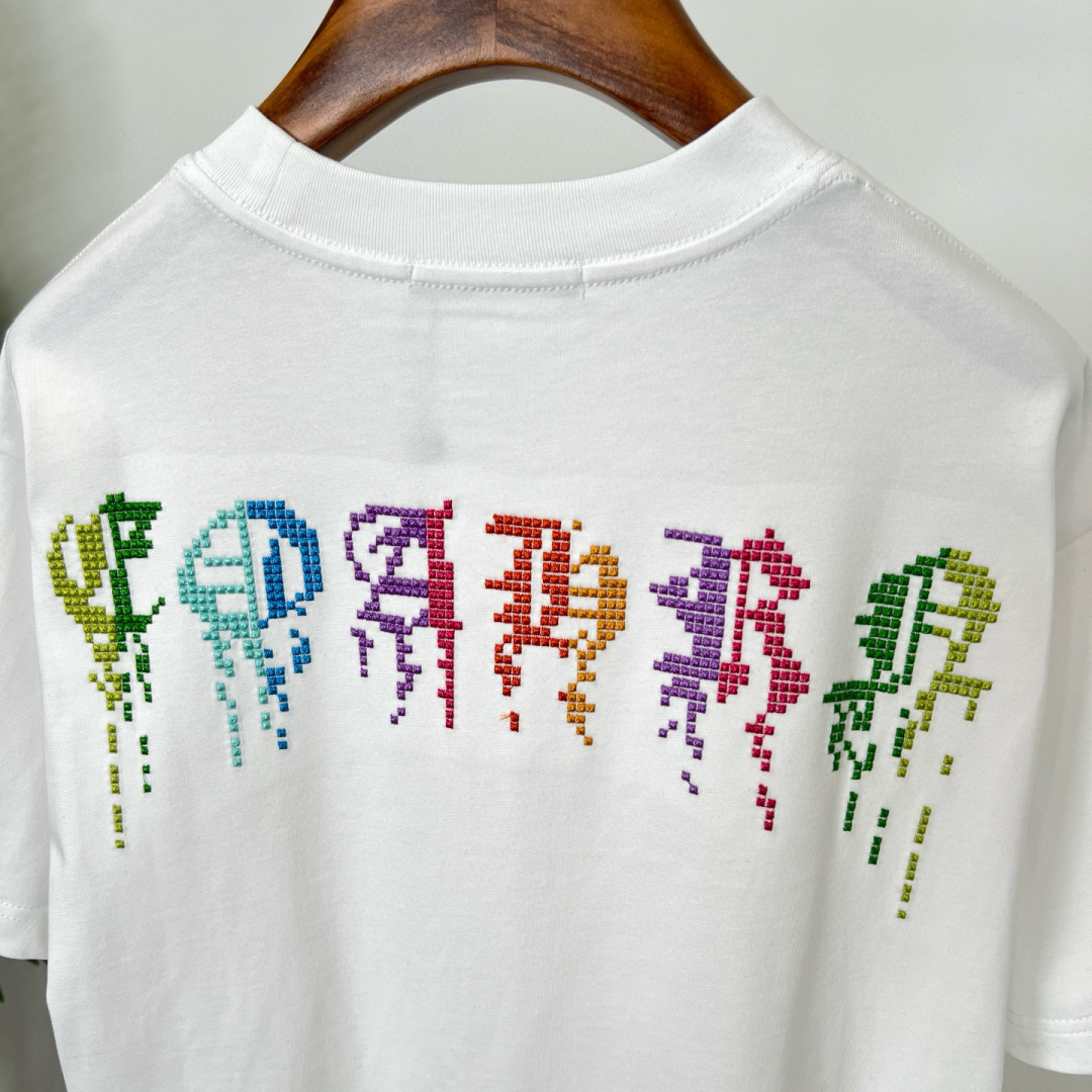 克罗心的夏季新款刺绣纯棉短袖T恤太绝啦👏面料用的都是高品质纯棉，柔软亲肤，透气性超棒。宽松的版型休闲感拉