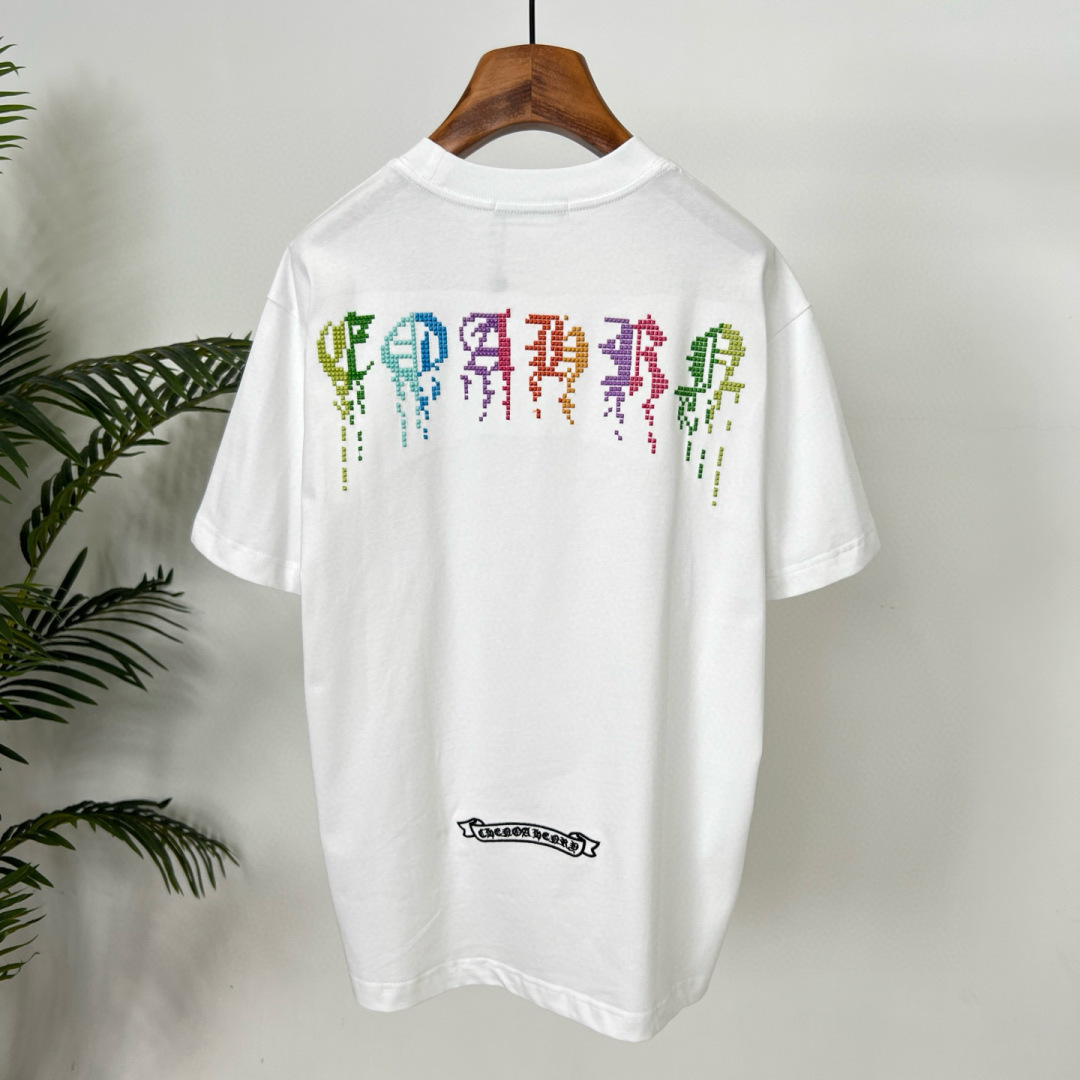 克罗心的夏季新款刺绣纯棉短袖T恤太绝啦👏面料用的都是高品质纯棉，柔软亲肤，透气性超棒。宽松的版型休闲感拉