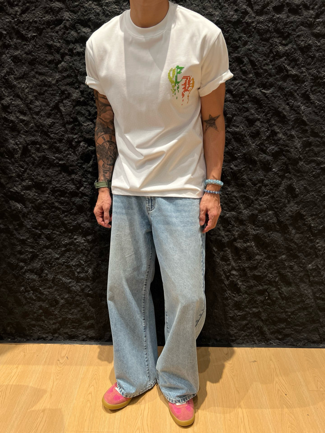 克罗心的夏季新款刺绣纯棉短袖T恤太绝啦👏面料用的都是高品质纯棉，柔软亲肤，透气性超棒。宽松的版型休闲感拉