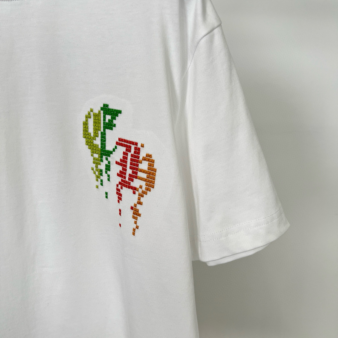 克罗心的夏季新款刺绣纯棉短袖T恤太绝啦👏面料用的都是高品质纯棉，柔软亲肤，透气性超棒。宽松的版型休闲感拉