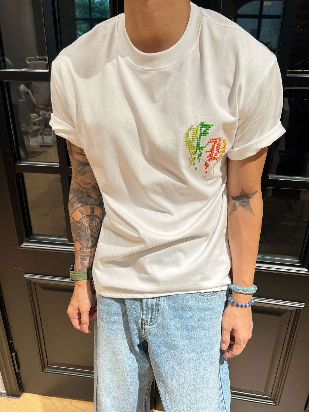 克罗心的夏季新款刺绣纯棉短袖T恤太绝啦👏面料用的都是高品质纯棉，柔软亲肤，透气性超棒。宽松的版型休闲感拉