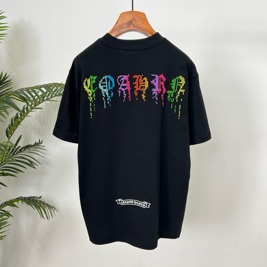 克罗心的夏季新款刺绣纯棉短袖T恤太绝啦👏面料用的都是高品质纯棉，柔软亲肤，透气性超棒。宽松的版型休闲感拉