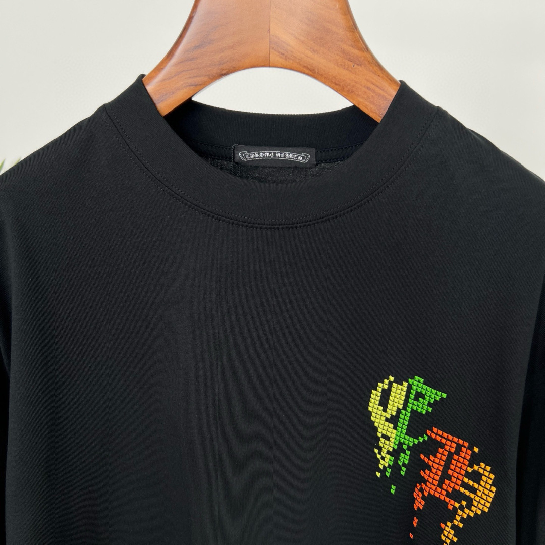 克罗心的夏季新款刺绣纯棉短袖T恤太绝啦👏面料用的都是高品质纯棉，柔软亲肤，透气性超棒。宽松的版型休闲感拉