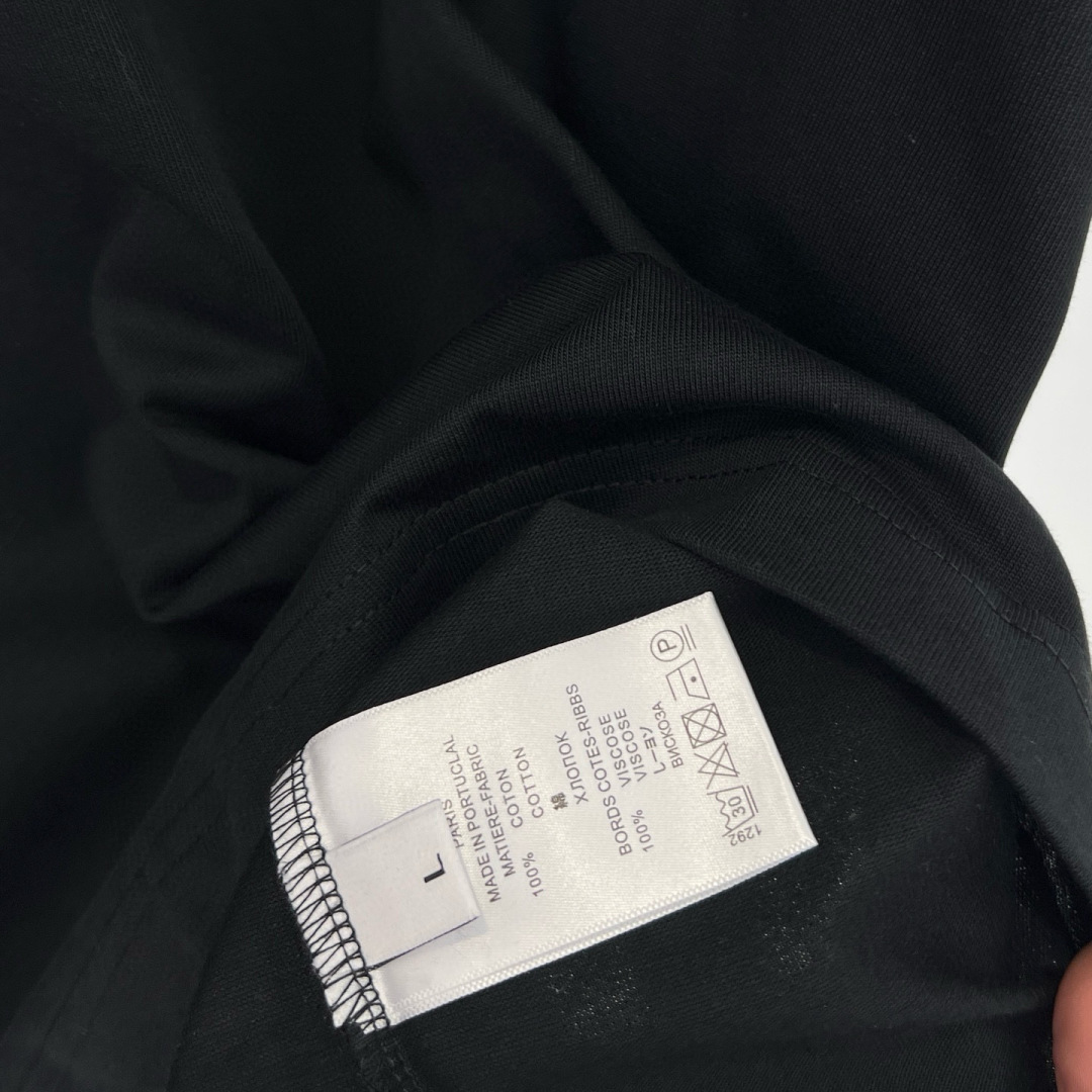 克罗心的夏季新款刺绣纯棉短袖T恤太绝啦👏面料用的都是高品质纯棉，柔软亲肤，透气性超棒。宽松的版型休闲感拉