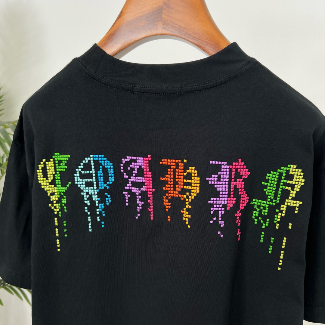 克罗心的夏季新款刺绣纯棉短袖T恤太绝啦👏面料用的都是高品质纯棉，柔软亲肤，透气性超棒。宽松的版型休闲感拉