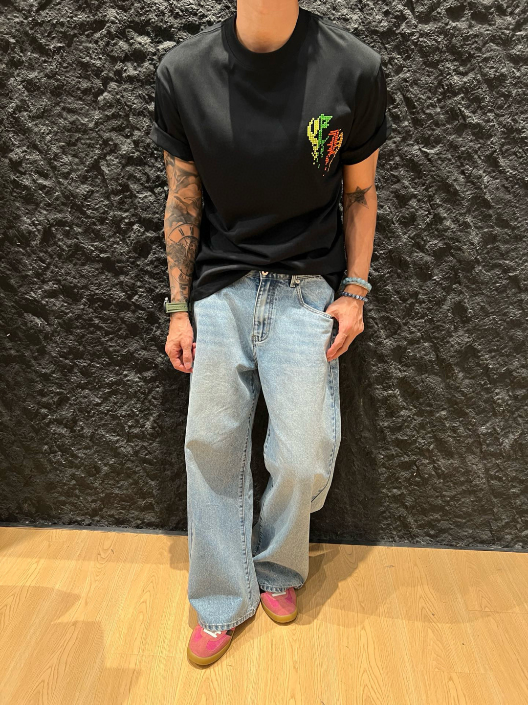 克罗心的夏季新款刺绣纯棉短袖T恤太绝啦👏面料用的都是高品质纯棉，柔软亲肤，透气性超棒。宽松的版型休闲感拉