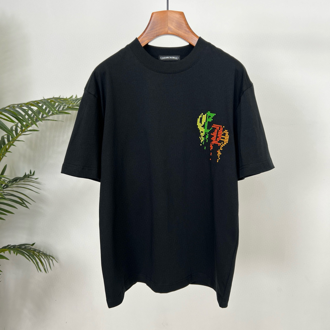 克罗心的夏季新款刺绣纯棉短袖T恤太绝啦👏面料用的都是高品质纯棉，柔软亲肤，透气性超棒。宽松的版型休闲感拉